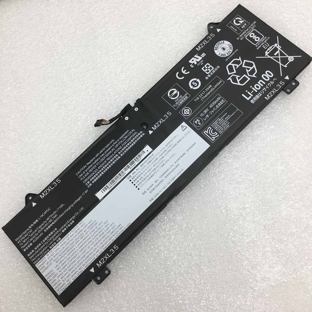 A 4675mAh 71Wh 15.36V batterie